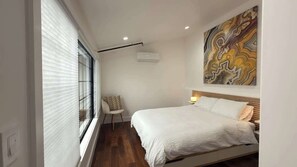 Tabla de planchar con plancha, wifi, ropa de cama