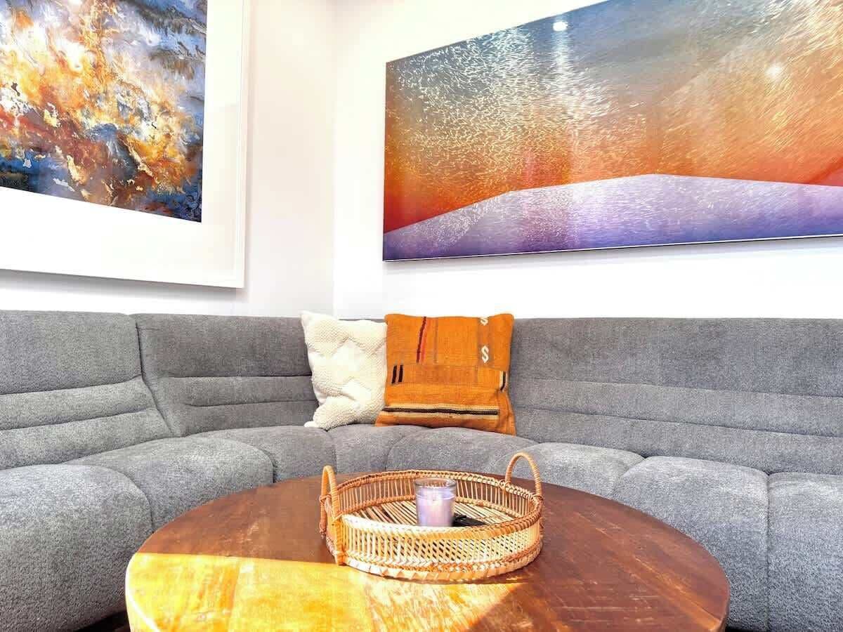 Una televisión, una oficina