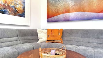 Una televisión, una oficina