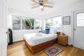 3 bedrooms, iron/ironing board, WiFi, bed sheets - Vintage Beach Bungalow (Oceanside)