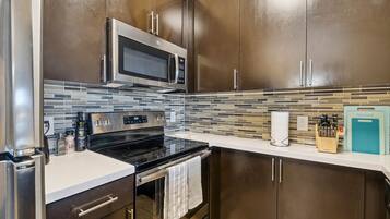 Frigorífico, microondas, placa de cocina y lavavajillas