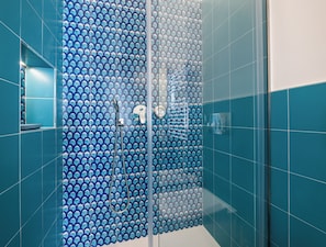 Douche, articles de toilette écologiques, sèche-cheveux, bidet