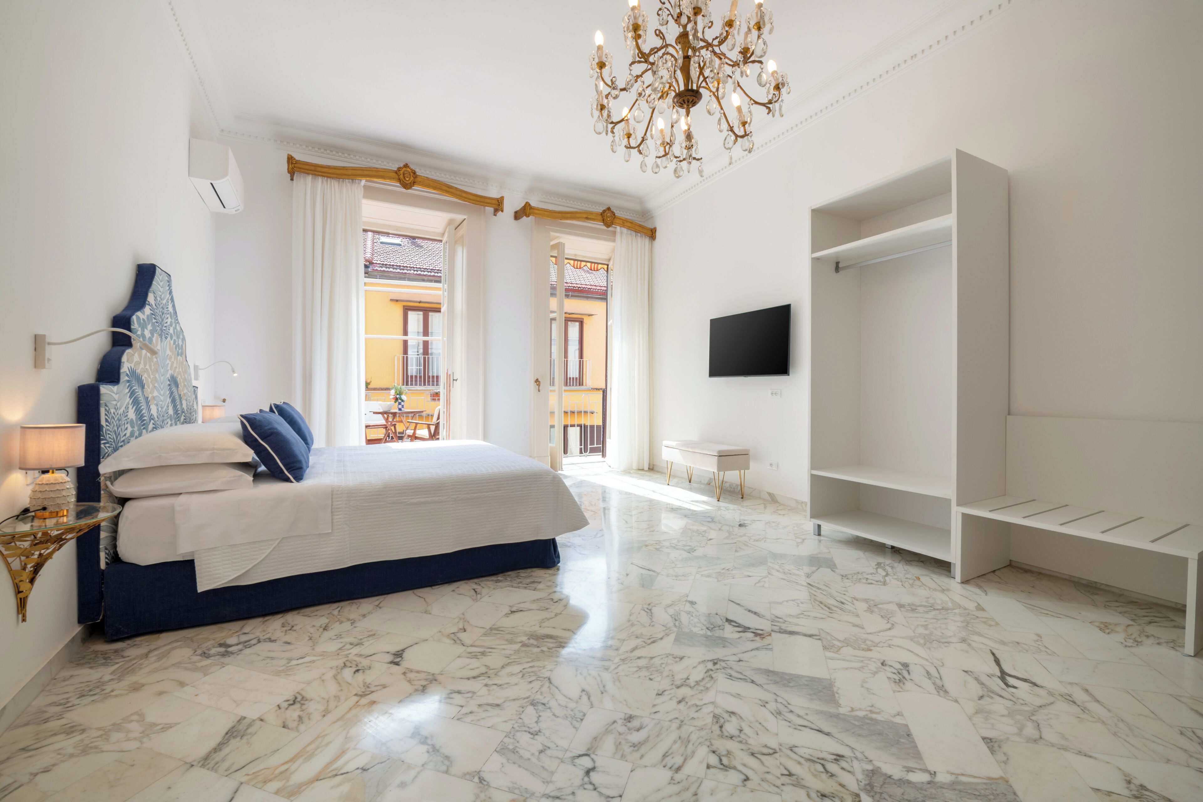 3 chambres, coffres-forts dans les chambres, bureau