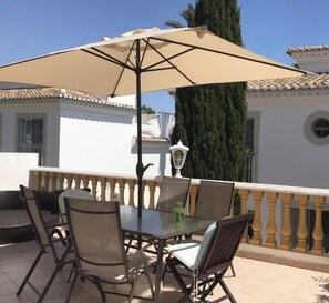 Outdoor dining - Gregorio's House (Porches)