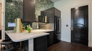 Suite superior, vista a la ciudad | Cocina privada