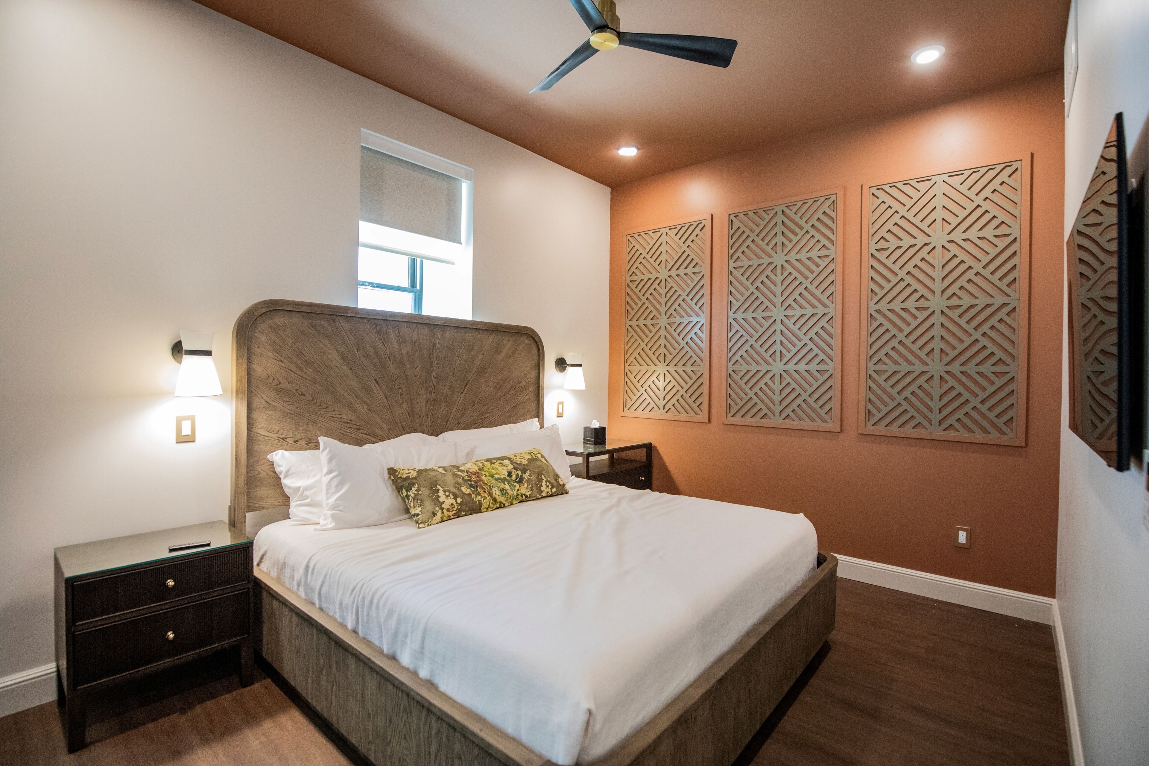 Chambre Double Standard, 1 très grand lit, douche accessible en fauteuil roulant