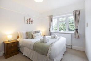2 bedrooms, iron/ironing board, free WiFi, bed sheets - Lovely 2-Bed Home right by Cheltenham Race Course (Cheltenham)