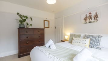 3 slaapkamers, een strijkplank/strijkijzer, gratis wifi, beddengoed
