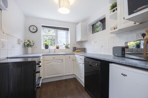 Fridge, microwave, oven, stovetop - Lovely 2-Bed Home right by Cheltenham Race Course (Cheltenham)