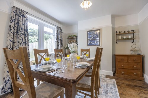 Lovely 2-Bed Home right by Cheltenham Race Course