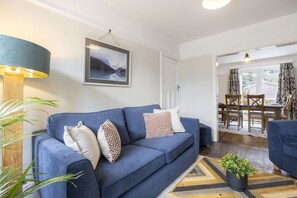 TV, fireplace - Lovely 2-Bed Home right by Cheltenham Race Course (Cheltenham)