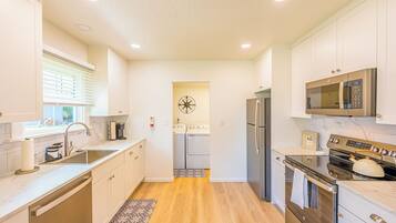 Een koelkast, een microgolfoven, een oven, een kookplaat