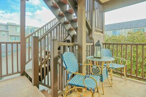 Outdoor dining - Modern Coastal Condo in Downtown Pismo Beach. Gated Parking .Walk to Beach (Pismo Beach)