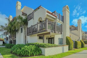Exterior - Modern Coastal Condo in Downtown Pismo Beach. Gated Parking .Walk to Beach (Pismo Beach)