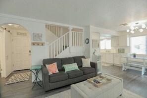 TV, fireplace - Modern Coastal Condo in Downtown Pismo Beach. Gated Parking .Walk to Beach (Pismo Beach)