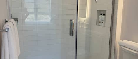 Douche, sĂšche-cheveux, serviettes fournies, savon