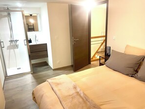 2 bedrooms, WiFi, bed sheets - House terrace and garden pets welcome! (Schalbach)