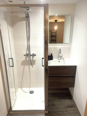 Bathroom - Vrbo Property (Schalbach)