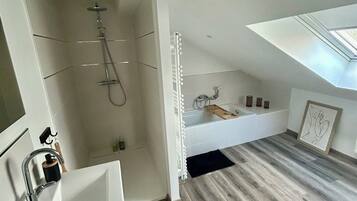 Dusche, Haartrockner, Handtücher, Seife