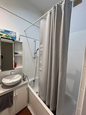 Haartrockner, Handtücher, Seife, Toilettenpapier
