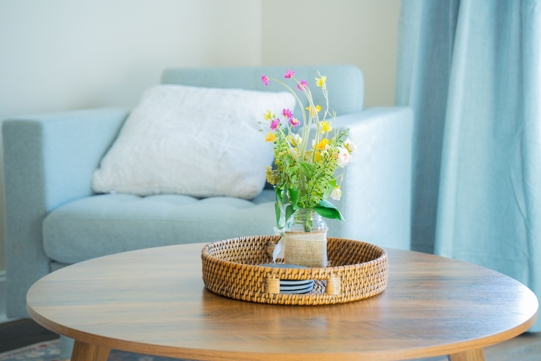 智能電視、壁爐、書籍