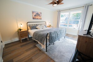 3 bedrooms, iron/ironing board, travel cot, free WiFi - Modern Luxury Cabin w/Hot Tub & Fire Pit in Beautiful Helen. Walk to Town! (Helen)
