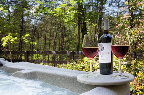 Modern Luxury Cabin w/Hot Tub & Fire Pit in Beautiful Helen. Walk to Town!