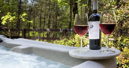 Modern Luxury Cabin w/Hot Tub & Fire Pit in Beautiful Helen. Walk to Town!