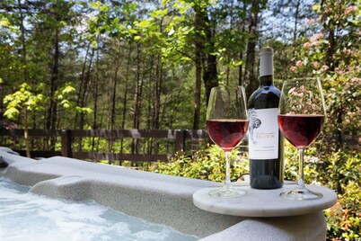 Modern Luxury Cabin w/Hot Tub & Fire Pit in Beautiful Helen. Walk to Town!