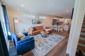 Smart TV, fireplace, books - Modern Luxury Cabin w/Hot Tub & Fire Pit in Beautiful Helen. Walk to Town! (Helen)