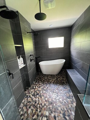Shower, hair dryer, towels, soap - Spacious 5-bedroom Pool Home near Beaches-Hot Tub, Kayaks, Massage Chair (North Port)