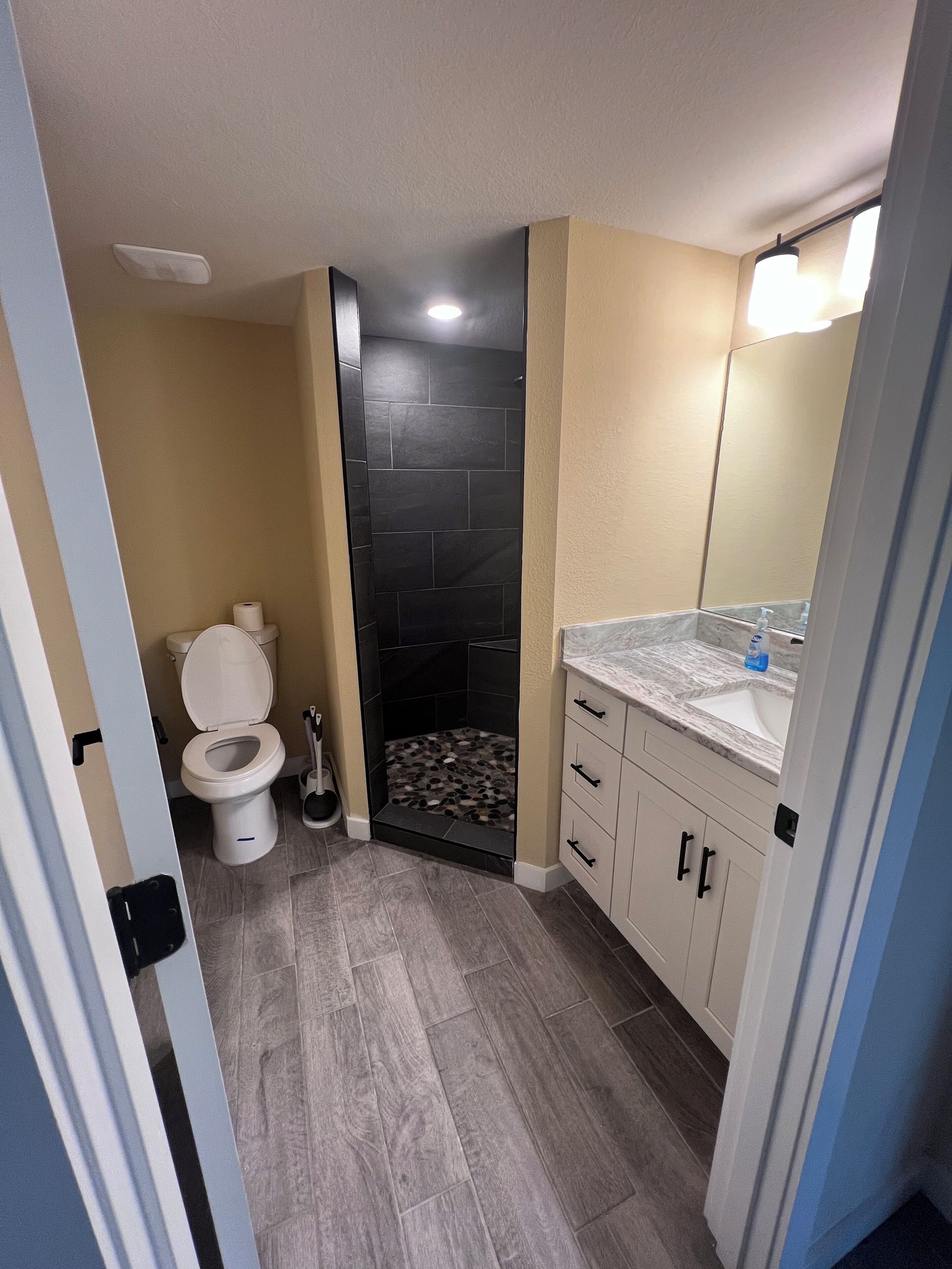 Un baño con inodoro, ducha y lavamanos.