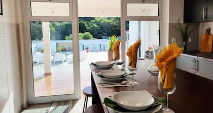 A six-person home with a private pool in the village of Biscoitos