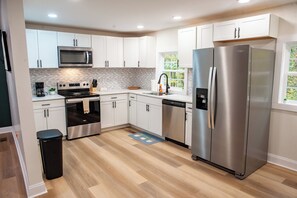 Fridge, microwave, oven, stovetop - 3-Bedroom Ridgetop Retreat in Beautiful Spring City (Spring City)