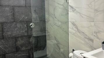 Pyyhkeet, saippua, vessapaperi