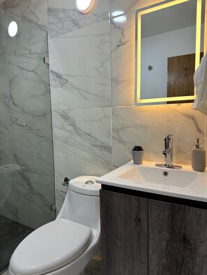 Toallas, jabón y papel higiénico