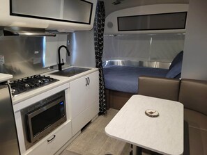 Jääkaappi, mikroaaltouuni, liesi, kahvin-/teenkeitin