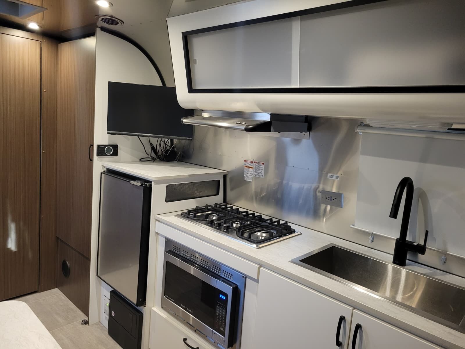 Réfrigérateur, micro-ondes, plaque de cuisson, cafetière/bouilloire