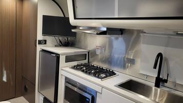 Réfrigérateur, micro-ondes, plaque de cuisson, cafetiÚre/bouilloire