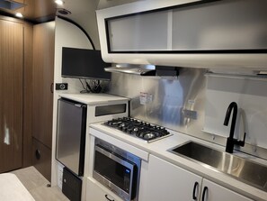 Réfrigérateur, four à micro-ondes, surface de cuisson, cafetière-théière