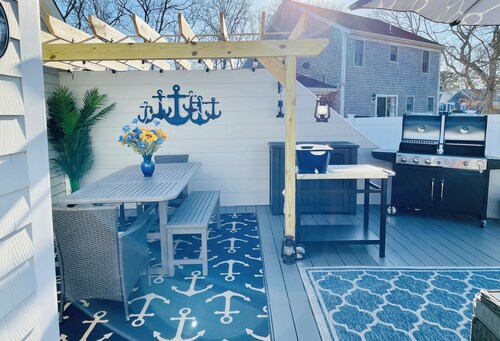 Walk to Beach & Harbor / Fire Pit & Outdoor Shower