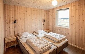 7 bedrooms, travel crib, free WiFi - Gorgeous home in Grenaa with sauna (Grenaa)