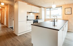 Refrigerador, parrilla de estufa, lavavajillas y cafetera y tetera