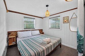 3 bedrooms, iron/ironing board, free WiFi, bed sheets - Perfect for traveling medical professionals, this coastal retreat is ideally located near the hospital and just one block from the beach 🌊 Unwind after long shifts in a calm, comfortable space filled with fresh ocean air and easy coastal relaxation (Panama City Beach)