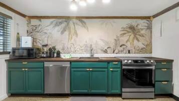 Kjøleskap, mikrobølgeovn, ovn og kokeplater