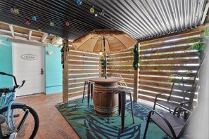 Terrace/patio - Perfect for traveling medical professionals, this coastal retreat is ideally located near the hospital and just one block from the beach 🌊 Unwind after long shifts in a calm, comfortable space filled with fresh ocean air and easy coastal relaxation (Panama City Beach)