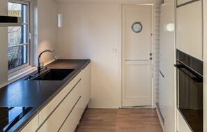 Fridge, dishwasher, coffee/tea maker