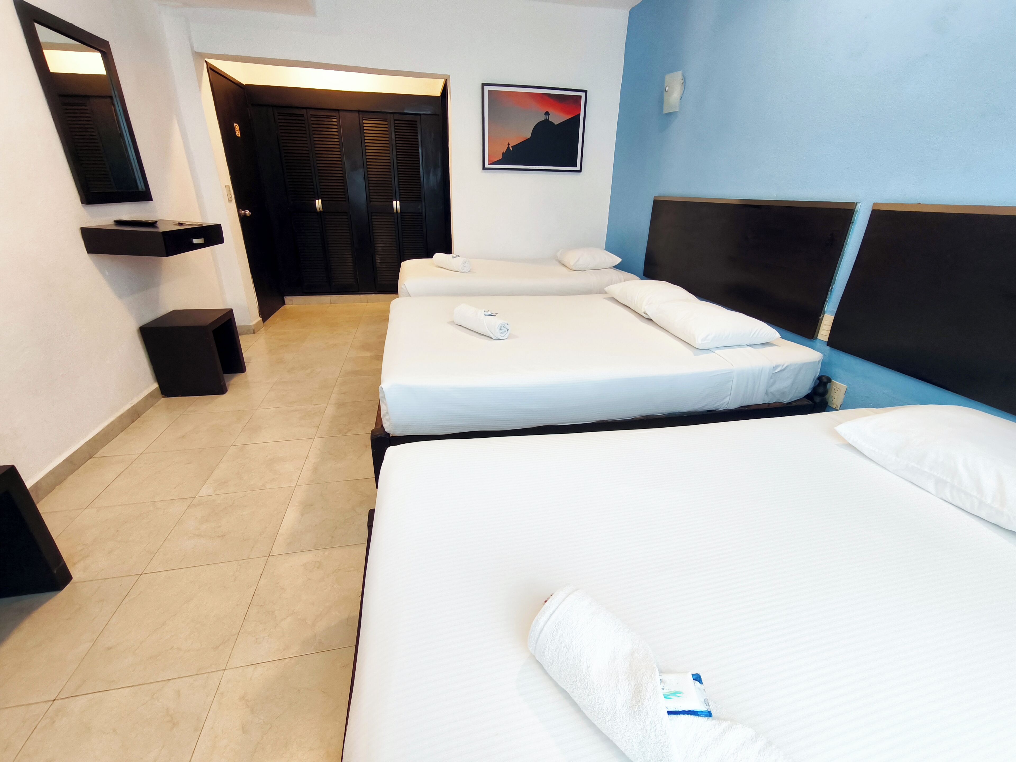 Habitación triple | Escritorio y espacio para trabajar con un portátil