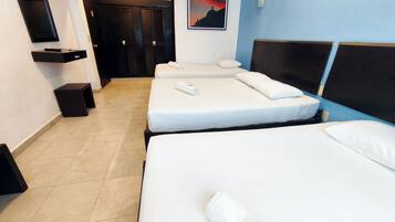 Habitación triple | Escritorio y espacio para trabajar con un portátil