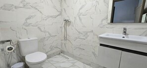 Haartrockner, Handtücher, Seife, Toilettenpapier